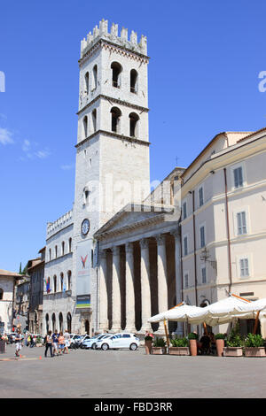 Tempel von dem Minerva von Piazza del Comune in Assisi, Italien gesehen. Stockfoto