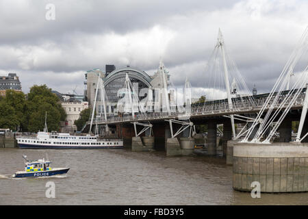 Hungerford Bridge und Charing Cross Station, London, Vereinigtes Königreich Stockfoto