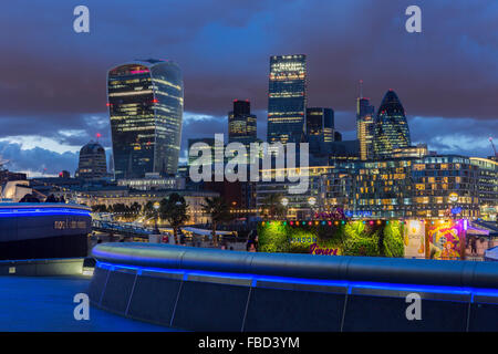 Mehr London, The Scoop und Wolkenkratzer, London, Vereinigtes Königreich Stockfoto