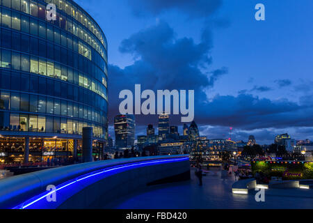 Mehr London, The Scoop und Wolkenkratzer, London, Vereinigtes Königreich Stockfoto