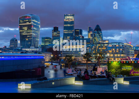 Mehr London, The Scoop und Wolkenkratzer, London, Vereinigtes Königreich Stockfoto