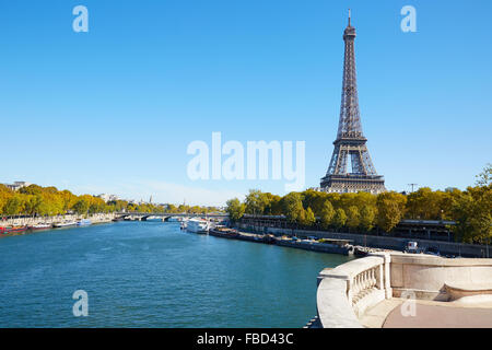 Eiffelturm und leeren weißen Balkon am Seineufer in einem klaren sonnigen Tag, Herbst in Paris Stockfoto