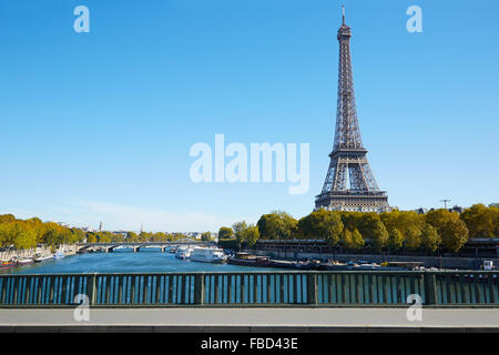 Eiffelturm und leeren Bürgersteig der Brücke am Fluss Seine in einer klaren sonnigen Tag, Herbst in Paris Stockfoto