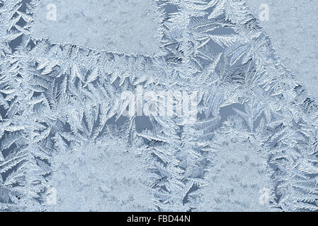 Schöne Eisblumen auf Glas im winter Stockfoto