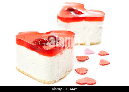 Zwei jelly herzförmigen Kuchen in weißen Hintergrund isoliert Stockfoto