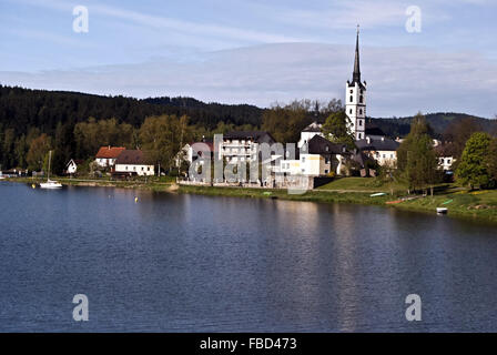 Wasser-Reseroir Lipno-Stausee mit Frymburk Dorf mit Kirche und schönen Himmel mit nur wenigen Wolken in Südböhmen Stockfoto