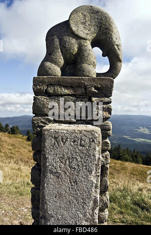 Statue des kleinen Elefanten aus dem Jahr 1932 in der Nähe von Kralicky Sneznik Hügel Gipfel Stockfoto