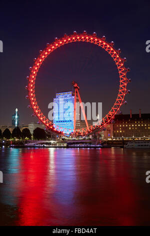 London Eye, Riesenrad, beleuchtet in rot in der Nacht in London Stockfoto