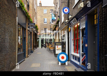 Typische Newburgh Straße mit Backsteinhäuser und Pub nahe der Carnaby Street in London Stockfoto