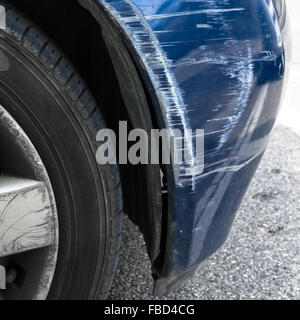 Unfallschäden an der Vorderseite ein blaues Auto. Stockfoto