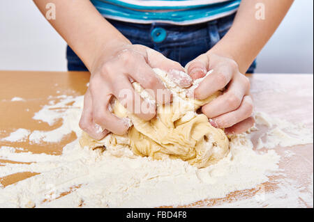 Kneten von Teig auf Mädchen Hände Nahaufnahme Stockfoto