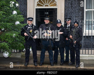 Bewaffnete Polizei Pose mit "Bobby Bär" an Nummer 10 Downing Street.  Mitwirkende: Bewaffnete Polizei, Bobby Bär wo: London, Vereinigtes Königreich bei: 15. Dezember 2015 Stockfoto