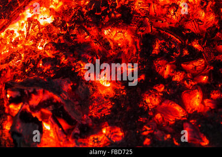 Holz-Glut im Kamin Stockfoto