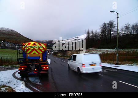 Nant y Moel, Mid Glamorgan, Südwales. 15th. Januar 2016: Ein Van auf der Straße A4061 passiert einen Gitterwagen, als er in das Dorf Nant y Moel im oberen Ogmore Valley in Südwales einfährt, mit frischem Schneefall auf den Mynydd Llangeinwyr Hügeln dahinter. Mehrere Zentimeter Schnee fielen über Nacht auf die Hügel, was das Met Office dazu veranlasste, eine Unwetterwarnung über Schnee und Eis für die Region mit gelbem Niveau auszustellen. Stockfoto