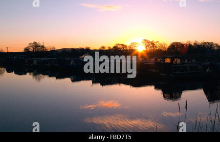 Rufford, Lancashire, UK. 15. Januar 2016. Ein schöner Sonnenaufgang erhebt sich über die sanften Hügel der Pennine, erfüllten die ruhenden Kanalboote in Rufford Marina in Lancashire. [Bild von öffentlichen Flächen] Bildnachweis: Cernan Elias/Alamy Live-Nachrichten Stockfoto