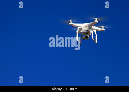 Weiße Drohne mit hoher Auflösung 4K Video-Kamera ausgestattet Stockfoto