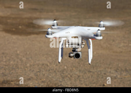Weiße Drohne mit hoher Auflösung 4K Video-Kamera ausgestattet Stockfoto