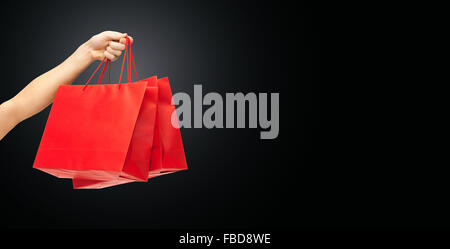 Nahaufnahme von Hand mit roten Einkaufstaschen Stockfoto