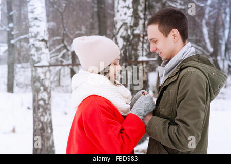 Glückliches junges Paar im Winter Park Spaß. Familie im Freien. Liebe Kuss Stockfoto