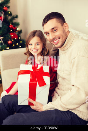 lächelnd, Vater und Tochter halten Geschenk-box Stockfoto
