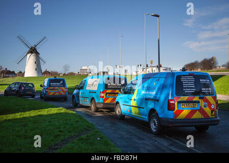 Turm Windmühle und drei Briten Gaswagen und Ingenieure teilnehmen Notfall in Blackpool an der Fylde, Lancashire, Großbritannien Stockfoto