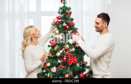 glückliches Paar dekorieren Weihnachtsbaum zu Hause Stockfoto
