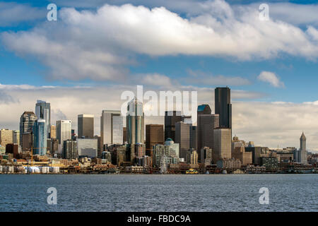 Skyline von Downtown und Wasser aus dem Meer, Seattle, Washington, USA Stockfoto