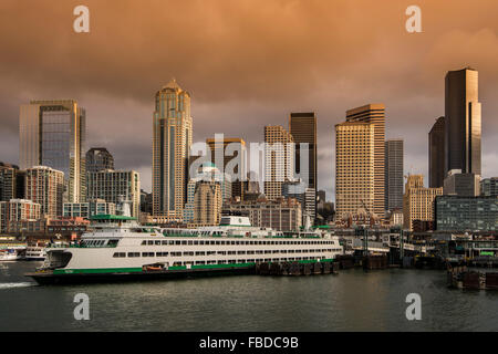 Skyline von Downtown und Wasser aus dem Meer, Seattle, Washington, USA Stockfoto