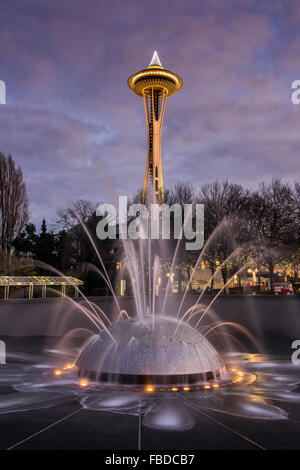 Die International Fountain mit Space Needle in den Hintergrund, Seattle Center, Seattle, Washington, USA Stockfoto