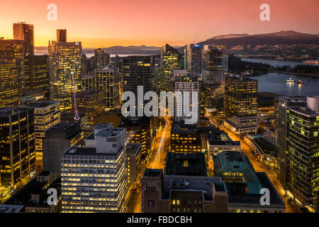 Die Skyline der Innenstadt bei Sonnenuntergang, Vancouver, Britisch-Kolumbien, Kanada Stockfoto