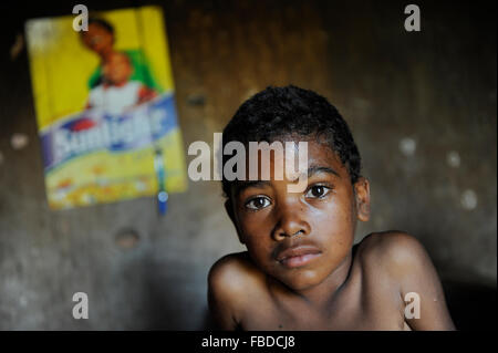 Madagaskar-Antananarivo, katholischer Priester pro Pedro Opeka hat Build Akamasoa eine social Community Projekt mit Wohnungsbau, Gesundheit und Schulen für die ärmsten der Tana, Kinder von Séraphine Rafarasoa / MADAGASKAR Pater Pedro Opeka Hut sterben Gemeinde Akamasoa, Auf Madagassisch "Gute Freunde", Mit Muellsammlern, Bettlern Und Sozialschwachen Auf Einem Huegel Bei Antananarivo Erbaut, Teil des Projektes Sind Hausbau, Schulen, Krankenhaeuser Und Beschaeftigung , Kinder von Frau Séraphine Rafarasoa Stockfoto