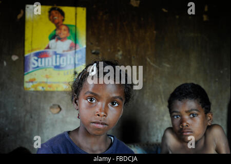 Madagaskar-Antananarivo, katholischer Priester pro Pedro Opeka hat Build Akamasoa eine social Community Projekt mit Wohnungsbau, Gesundheit und Schulen für die ärmsten der Tana, Kinder von Séraphine Rafarasoa / MADAGASKAR Pater Pedro Opeka Hut sterben Gemeinde Akamasoa, Auf Madagassisch "Gute Freunde", Mit Muellsammlern, Bettlern Und Sozialschwachen Auf Einem Huegel Bei Antananarivo Erbaut, Teil des Projektes Sind Hausbau, Schulen, Krankenhaeuser Und Beschaeftigung , Kinder von Frau Séraphine Rafarasoa Stockfoto