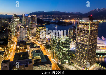Die Skyline der Innenstadt in der Abenddämmerung, Vancouver, Britisch-Kolumbien, Kanada Stockfoto