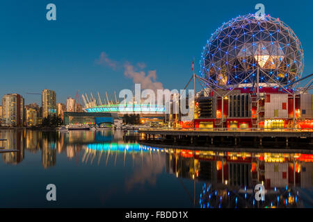 Sunrise-Blick auf den Meeresarm False Creek mit Telus World of Science und BC Place Stadium hinter, Vancouver, Britisch-Kolumbien, Kanada Stockfoto