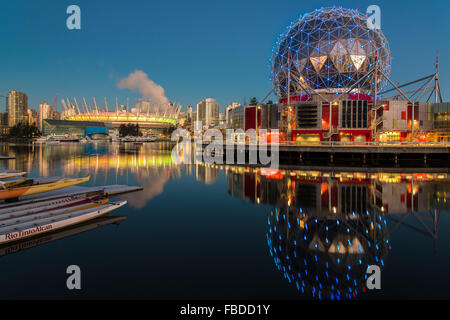 Sunrise-Blick auf den Meeresarm False Creek mit Telus World of Science und BC Place Stadium hinter, Vancouver, Britisch-Kolumbien, Kanada Stockfoto