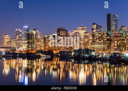 Nacht-Blick auf die Skyline der Innenstadt, Vancouver, Britisch-Kolumbien, Kanada Stockfoto