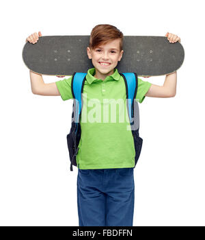 glückliche Schüler junge mit Rucksack und skateboard Stockfoto