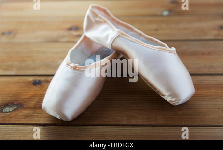 Nahaufnahme von Spitzenschuhen auf Holzboden Stockfoto