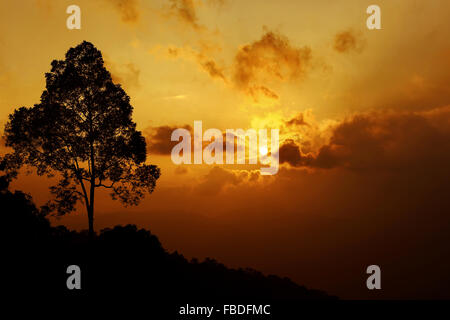 schöner Sonnenuntergang Szene in den Bergen Stockfoto