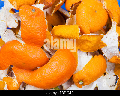 getrockneten Schalen von Orangen und Mandarinen hautnah in blaue Glasschale Stockfoto
