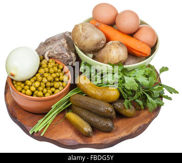 Zutaten für russischer Salat (Olivier) kochen auf Holzbrett isoliert auf weißem staatlich Stockfoto