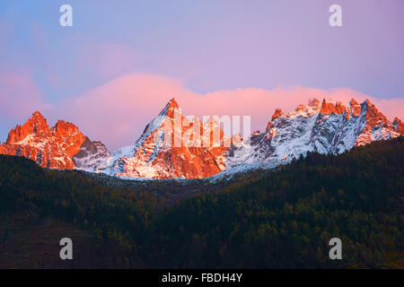 Sonnenuntergang über Aiguille de Chamonix, p. l.  AIG. Du Blaitière, Aig. Du Ciseaux, Aig. du Fou, Aaiguillle du Plan, Französische Alpen, Fr Stockfoto