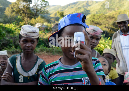 Madagaskar Mananjary, Vohilava, Dorf Tanambao North, Stamm Tanala, Youngster mit Foto-Handy Stockfoto