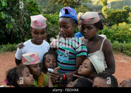 Madagaskar Mananjary, Vohilava, Dorf Tanambao North, Stamm Tanala, Youngster mit Foto-Handy Stockfoto