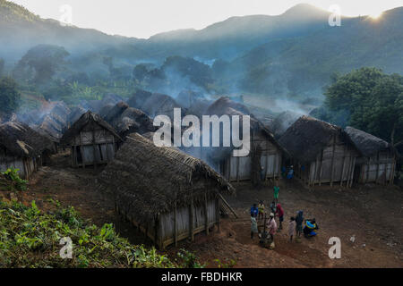 Madagaskar Mananjary, Vohilava, Dorf Tanambao North, Stamm Tanala, Hütten mit Feuer Rauch bei Sonnenaufgang Stockfoto