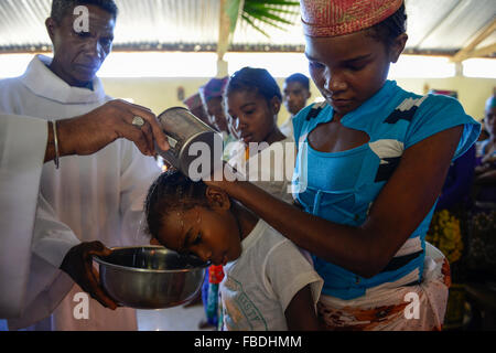 Madagaskar Mananjary, Vohilava, Dorf Tanambao North, Stamm Tanala, Taufe in der katholischen Kirche Stockfoto