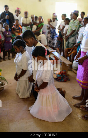 Madagaskar Mananjary, Vohilava, Dorf Tanambao North, Stamm Tanala, Sonntagsmesse, weiße Hochzeit in der Kirche Stockfoto