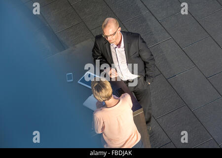 Geschäftsfrauen und Mann diskutieren am Stehtisch, erhöhten Blick Stockfoto