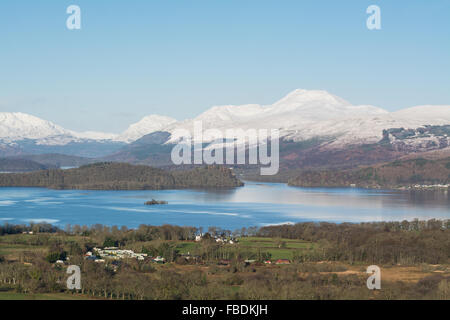 schneebedeckte Ben Lomond über Loch Lomond an einem klaren Wintertag - Blick vom Duncryne Hill, Gartocharn, Schottland, UK Stockfoto