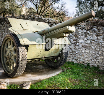 Kanone auf Rädern von italienischen Soldaten während des ersten Weltkrieges verwendet. Stockfoto